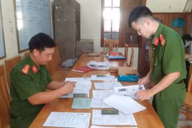 Cán bộ Công an huyện Hưng Hà, tỉnh Thái Bình thu thập hồ sơ, tài liệu để làm rõ hành vi phạm tội của đối tượng. (Ảnh: TTXVN phát)