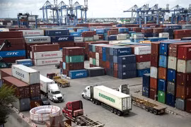 Bãi chứa Container hàng hóa tại Tân Cảng Cát Lái. (Ảnh: Hồng Đạt/TXVN)