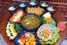Một mâm cỗ cúng Rằm tháng Bảy.