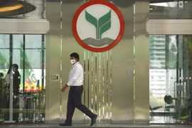 Một người đàn ông đi ngang qua lối vào Tòa nhà KBank ở quận Rat Burana, Bangkok. (Nguồn: bangkokpost.com)