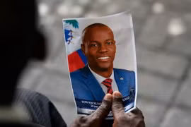 Một người dân cầm ảnh cố Tổng thống Haiti Jovenel Moïse trong lễ tưởng niệm ông ở Port-au-Prince, Haiti, ngày 20/7/2021. (Nguồn: AP) 