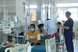 Các bệnh nhân mắc sốt xuất huyết đang được điều trị tại Bệnh viện Nhi Gia Lai. (Ảnh: TTXVN phát)