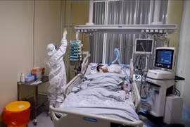 Điều trị cho bệnh nhân nhiễm COVID-19 tại bệnh viện. (Ảnh: AFP/TTXVN)