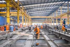 Công nhân lao động Công ty cổ phần Cơ khí xây dựng thương mại Đại Dũng tại khu Công nghiệp An Hạ, huyện Bình Chánh. (Ảnh: Thanh Vũ/TTXVN)