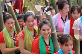 Các cô gái thái xinh xắn tham gian Lễ hội Áp Hô Chiêng. (Ảnh: Nguyễn Oanh/TTXVN)