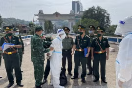 Lực lượng chức năng Việt nam nhân bàn giáo đối tường bị truy nã từ lực lượng chức năng Trung Quốc. (Ảnh TTXVN phát)