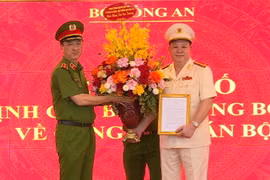 Thứ trưởng Nguyễn Duy Ngọc trao quyết định điều động giữ chức vụ Cục trưởng Cục Cảnh sát QLHC về TTXH đối với Đại tá Nguyễn Quốc Hùng. (Nguồn: cand.com.vn)