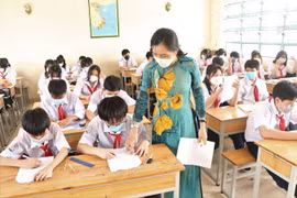 Giáo viên và học sinh trường Trung học cơ sở Gò Đen, huyện Bến Lức, Long An ôn bài cho kì thi học kì 1 năm học 2021-2022. (Ảnh: Đức Hạnh/TTXVN)