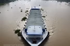 Vận chuyển hàng hóa đường thủy. (Ảnh: Thanh Tân/TTXVN)