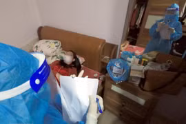 Nhân viên y tế đến kiểm tra sức khỏe và phát thuốc cho trường hợp F0 đang điều trị tại nhà tại Xóm 2, xã Tam Hiệp, huyện Thanh Trì. (Ảnh: Tuấn Anh/TTXVN)