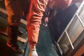 Công nhân kỹ thuật đang tiến hành lắp đặt tấm kính mới thay tấm kính bị nứt ngay trong đêm. (Ảnh: TTXVN phát)