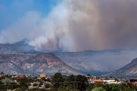 Khói bốc lên từ đám cháy rừng ở Cochiti, bang New Mexico, Mỹ ngày 29/4 vừa qua. (Ảnh: AP/TTXVN)