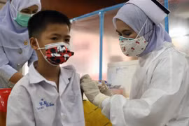 Nhân viên y tế tiêm vaccine phòng COVID-19 cho trẻ em tại Bangkok, Thái Lan. (Ảnh: AFP/TTXVN)
