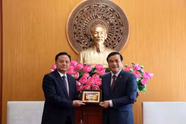 Ủy viên Trung ương Đảng Nhân dân Cách mạng Lào, Bí thư, Tỉnh trưởng tỉnh Savannakhet Xẳntịphạp Phômvihản tặng quà cho Bí thư Tỉnh ủy tỉnh Quảng Nam Phan Việt Cường. (Ảnh: Trần Tĩnh/TTXVN)