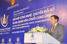 Thứ trưởng Bộ Công Thương Nguyễn Sinh Nhật Tân phát biểu đề dẫn tại Hội thảo chuyên đề: Đổi mới công nghệ, chuyển đổi số và đa dạng hóa chuỗi cung ứng, trong khuôn khổ Diễn đàn kinh tế Việt Nam lần thứ 4. (Nguồn: congthuong.vn)