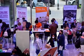 Người lao động tìm việc tại một hội chợ việc làm ở Berlin, Đức. (Ảnh: AFP/TTXVN)