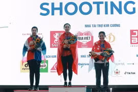 Các vận động viên nhận huy chương nội dung 10m súng hơi nữ (từ trái sang): Plengsaengthong Ratchadaporn (Thái Lan, huy chương Bạc), Phí Thanh Thảo (Việt Nam, huy chương Vàng), Veloso Martina Lindsay P (Singapore, huy chương Đồng). (Ảnh: Hoàng Hiếu/TTXVN)