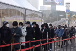 Người dân xếp hàng chờ xét nghiệm COVID-19 tại Seoul, Hàn Quốc, ngày 12/2. (Ảnh: Yonhap/TTXVN)