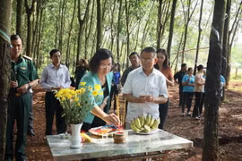 Đại diện lãnh đạo tỉnh Bình Phước thắp hương tưởng niệm các liệt sỹ. (Ảnh: K GỬIH/TTXVN)