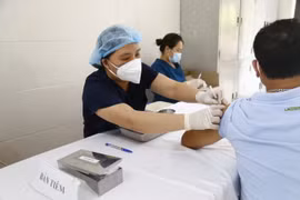 Tiêm vaccine COVID-19 mũi 4 cho người dân. (Ảnh: Nam Sương/TTXVN)