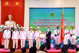 Thay mặt lãnh đạo Đảng, Nhà nước, Phó Thủ tướng Vũ Đức Đam trao tặng Huân chương Chiến công hạng Nhất cho Cục Cảnh sát điều tra tội phạm về ma túy. (Nguồn: baochinhphu)