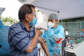 Tiêm vaccine phòng COVID-19 cho người lớn tuổi trên xe lưu động. (Ảnh: Thu Hương/TTXVN)