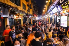 Khu vực Tạ Hiện đông kín người khiến cho việc di chuyển khá khó khăn. (Ảnh: Tuấn Đức/TTXVN)