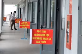 Trường học chuẩn bị các tấm bảng hướng dẫn học sinh thực hiện các quy tắc phòng chống dịch, tránh tập trung đông người. (Ảnh: Văn Dũng/TTXVN)