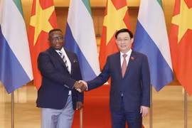 Chủ tịch Quốc hội Vương Đình Huệ và Tổng thống nước Cộng hòa Sierra Leone chụp ảnh chung. (Ảnh: Doãn Tấn/TTXVN)