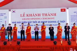 Các đại biểu cắt băng khánh thành Nhà máy điện Mặt Trời Dowha Lệ Thủy. (Nguồn: baoquangbinh.vn)