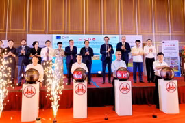 Các đại biểu thực hiện nghi thức khởi động hợp phần tư vấn Hỗ trợ kỹ thuật của dự án. 