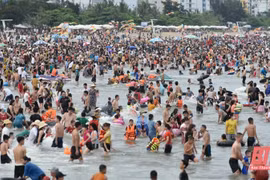 Mới là ngày đầu tiên của kỳ nghỉ lễ 30-4 và 1-5, nhưng tại bãi biển Sầm Sơn đã có rất đông du khách từ khắp các tỉnh, thành phố đổ về đây vui chơi, nghỉ dưỡng và tắm biển. (Nguồn: baothanhhoa.vn)