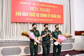 Đại tướng Lương Cường, Ủy viên Bộ Chính trị, Chủ nhiệm Tổng Cục Chính trị Quân đội Nhân dân Việt Nam tặng hoa chúc mừng Thiếu tướng Nguyễn Văn Gấu và Thiếu tướng Hồ Văn Thái. (Ảnh: TTXVN phát)