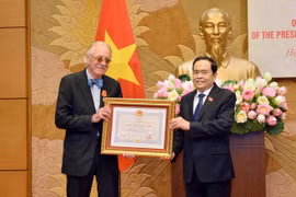 Phó Chủ tịch Thường trực Quốc hội Trần Thanh Mẫn thay mặt Lãnh đạo Đảng, Nhà nước trao tặng Huân chương Hữu nghị của Chủ tịch nước Cộng hòa xã hội Chủ nghĩa Việt Nam cho ông Anders Johnsson, nguyên Tổng Thư ký Liên minh Nghị viện thế giới (IPU). (Ảnh: Phạ