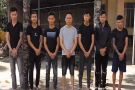 Nhóm đối tượng hoạt động tín dụng đen bị bắt giữ. (Ảnh: TTXVN phát)