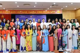 Các học viên tham gia khóa tập huấn giảng dạy tiếng Việt được tổ chức trực tiếp trở lại ở quê hương. (Nguồn: baoquocte.vn)
