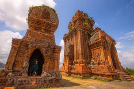 Bình Định còn rất nhiều tháp cổ khác để du khách ghé thăm như Tháp Đôi nằm cạnh cầu Ðôi trên đường Trần Hưng Đạo, phường Đống Đa, thành phố Quy Nhơn. (Ảnh: Minh Sơn/Vietnam+)
