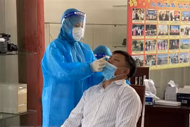 Ngành y tế tỉnh Ninh Thuận lấy mẫu xét nghiệm tầm soát dịch COVID-19 cho người dân tại thành phố Phan Rang-Tháp Chàm. (Ảnh: Công Thử/TTXVN)