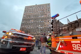 Lực lượng cứu hỏa làm nhiệm vụ tại hiện trường vụ hỏa hoạn ở New York, Mỹ, ngày 9/1 vừa qua. (Ảnh: THX/TTXVN)