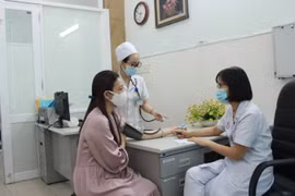 Bác sỹ của Phòng khám hậu COVID-19, Bệnh viện Đa khoa tỉnh Khánh Hòa thăm khám cho bệnh nhân đến khám do nghi ngờ mắc các triệu chứng hậu COVID-19. (Ảnh: Phan Sáu/TTXVN)