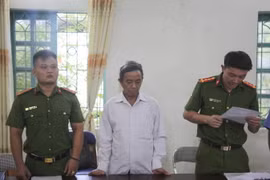 Cơ quan Cảnh sát điều tra Công an thành phố Điện Biên Phủ đọc lệnh bắt bị can Phạm Văn Sinh. (Ảnh: TTXVN phát)
