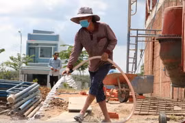 Tại khu tái định cư, các căn nhà của người dân đang dần được hoàn thành. (Ảnh: Công Phong/TTXVN)