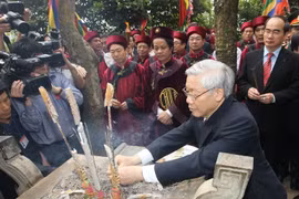 Tổng Bí thư, Chủ tịch Quốc hội Nguyễn Phú Trọng dâng hương tưởng nhớ công ơn các Vua Hùng nhân dịp giỗ Tổ Hùng Vương năm 2011, tại Khu Di tích lịch sử Quốc gia đặc biệt Đền Hùng, tỉnh Phú Thọ. (Ảnh: Trí Dũng/TTXVN)