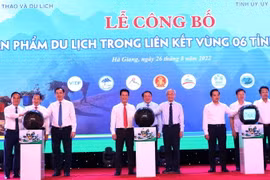 Bộ trưởng Bộ Văn hóa, Thể thao và Du lịch Nguyễn Văn Hùng, Bí thư Tỉnh ủy Hà Giang Đặng Quốc Khánh và các đại biểu công bố sản phẩm mới du lịch trong liên kết vùng 6 tỉnh Việt Bắc. (Ảnh: Minh Tâm/TTXVN)