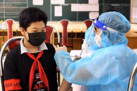 Cán bộ Y tế tiêm vaccine phòng COVID-19 cho học sinh trường THCS Gia Cẩm, thành phố Việt Trì, tỉnh Phú Thọ. (Ảnh: Trung Kiên/TTXVN)