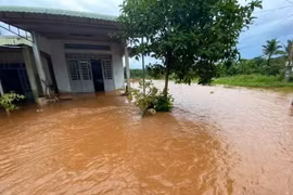 Mưa lớn gây ngập đường, chia cắt giao thông. (Ảnh: TTXVN phát)