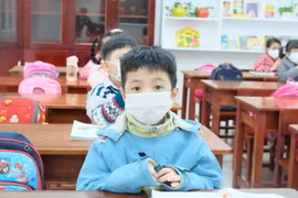 Học sinh nghiêm túc phòng, chống dịch. (Ảnh: Văn Dũng/TTXVN)