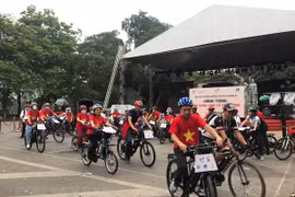 Khởi hành hành trình tour xe đạp "Dấu chân làng cổ Bát Tràng." (Ảnh: TTXVN phát)