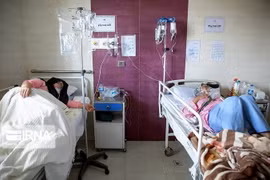 Điều trị cho bệnh nhân nhiễm COVID-19 tại bệnh viện ở Tehran, Iran. (Ảnh: IRNA/TTXVN)