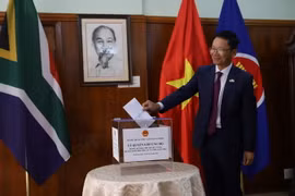 Đại sứ Việt Nam tại Nam Phi Hoàng Văn Lợi mở đầu buổi lễ quyên góp. (Ảnh: Hồng Minh/TTXVN)